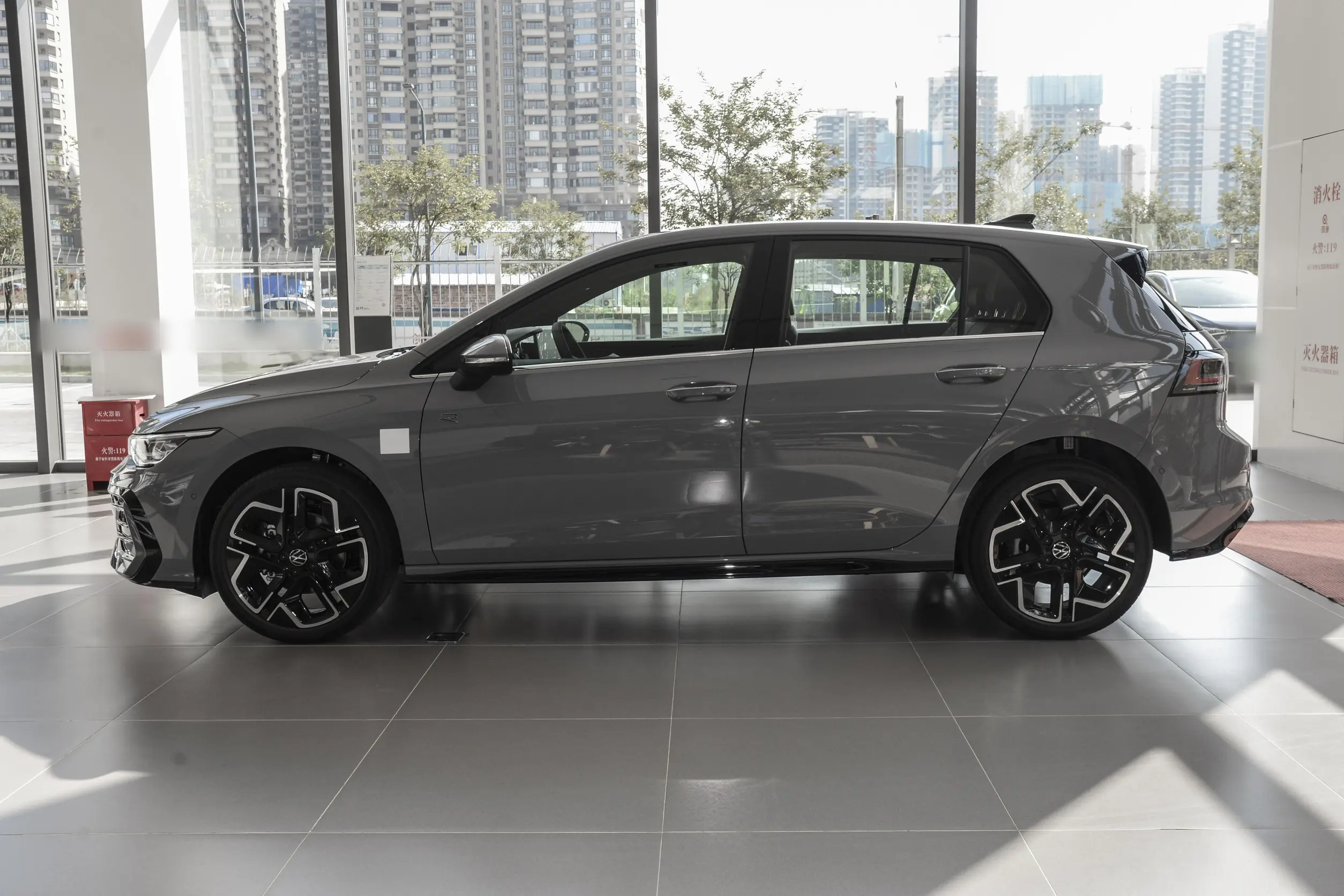 Volkswagen-Golf-2025-appearance-3