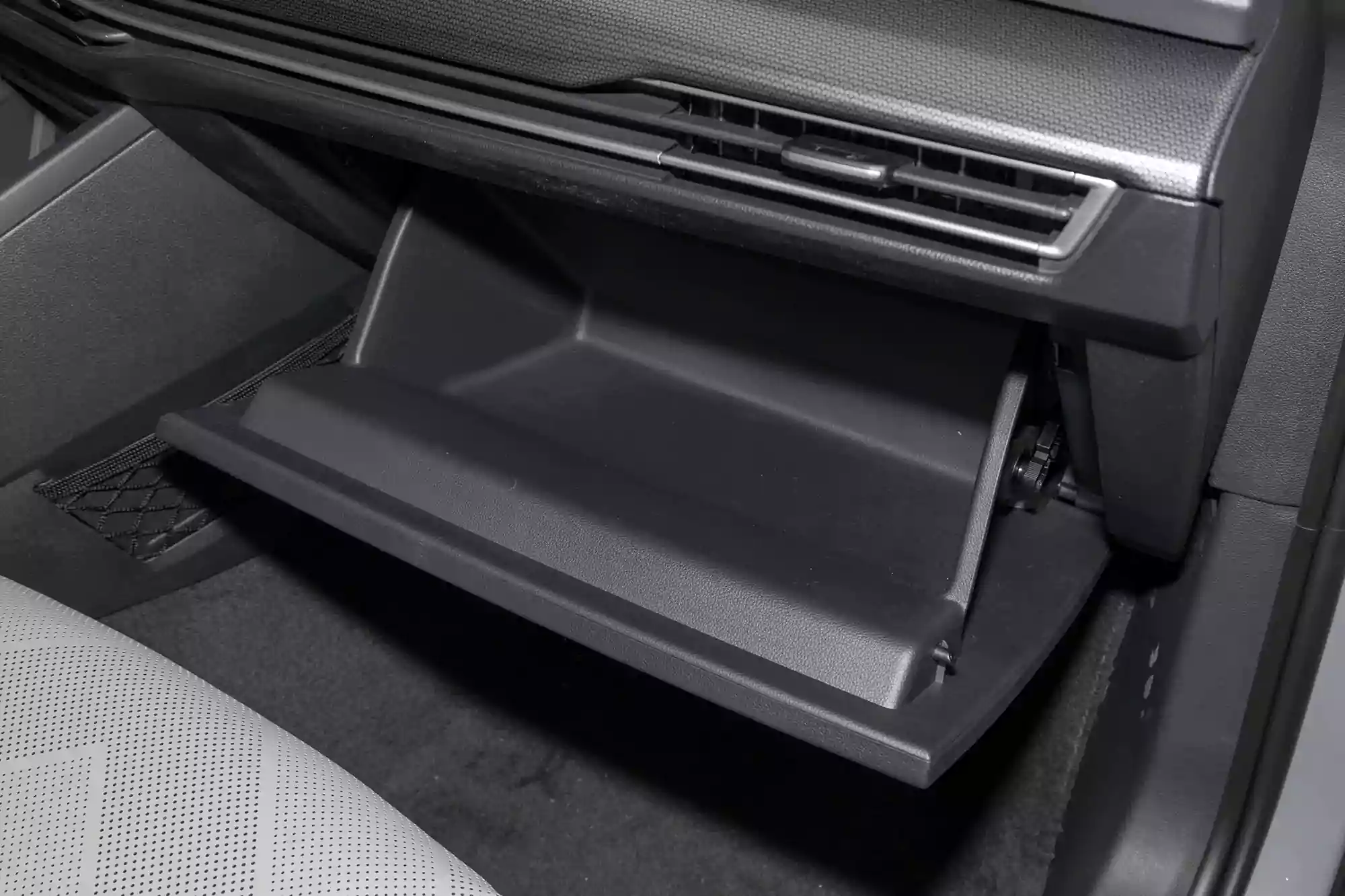 Volkswagen-Golf-2025-interior-4