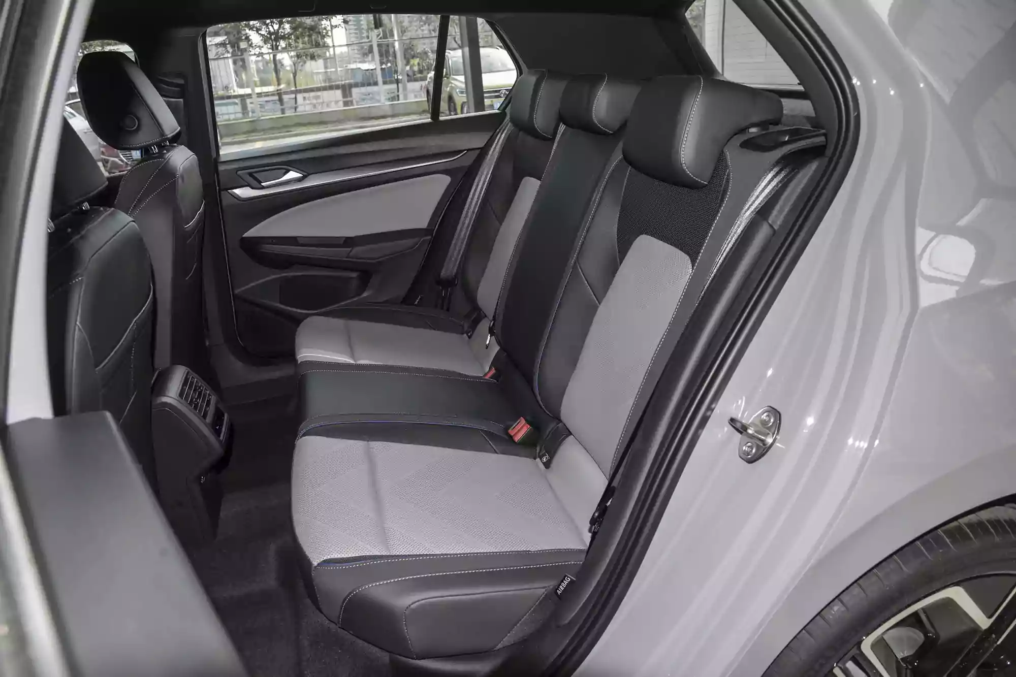 Volkswagen-Golf-2025-space-2