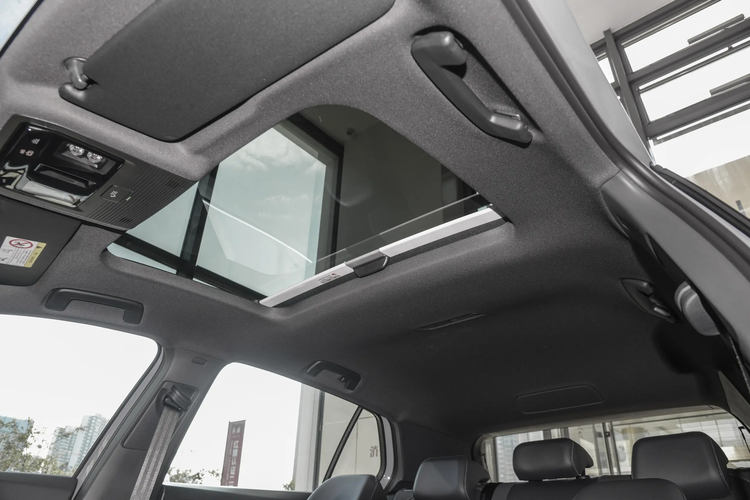 Volkswagen-Golf-2025-space-3