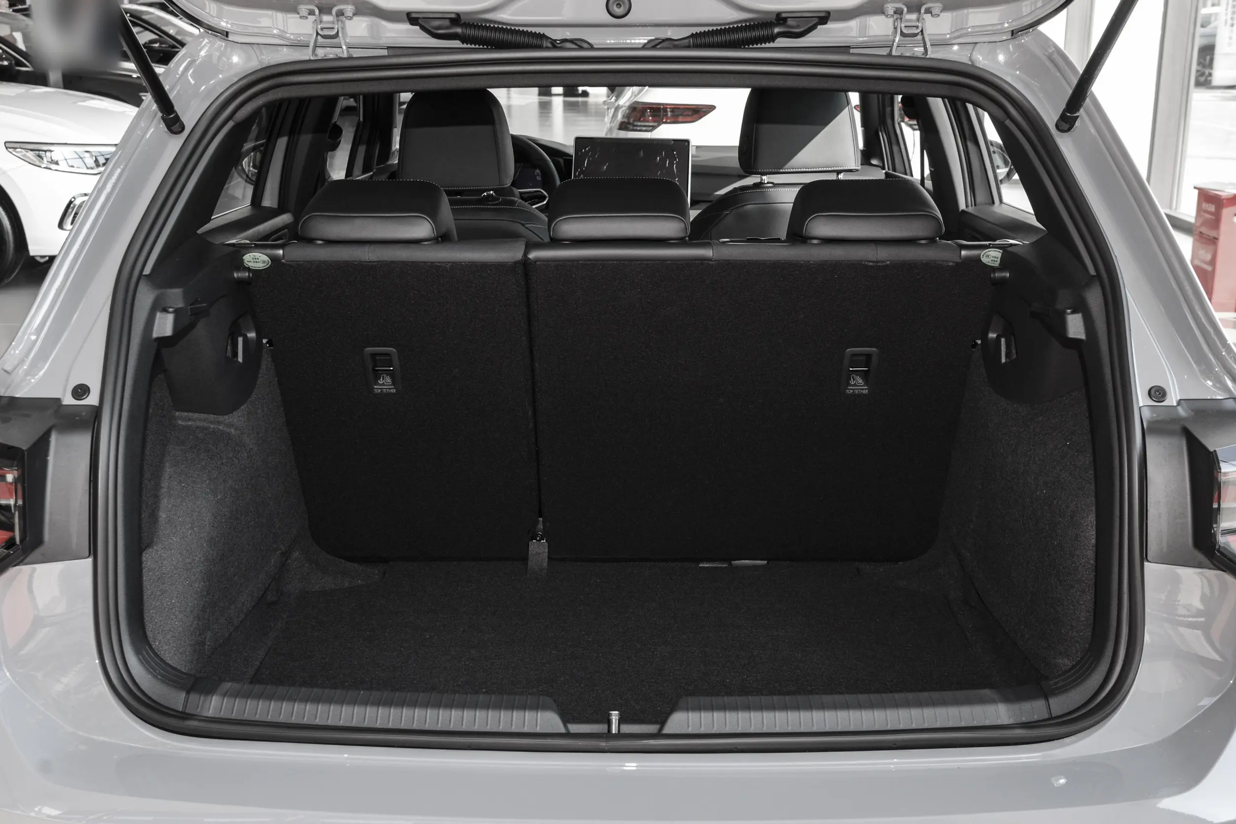 Volkswagen-Golf-2025-space-4